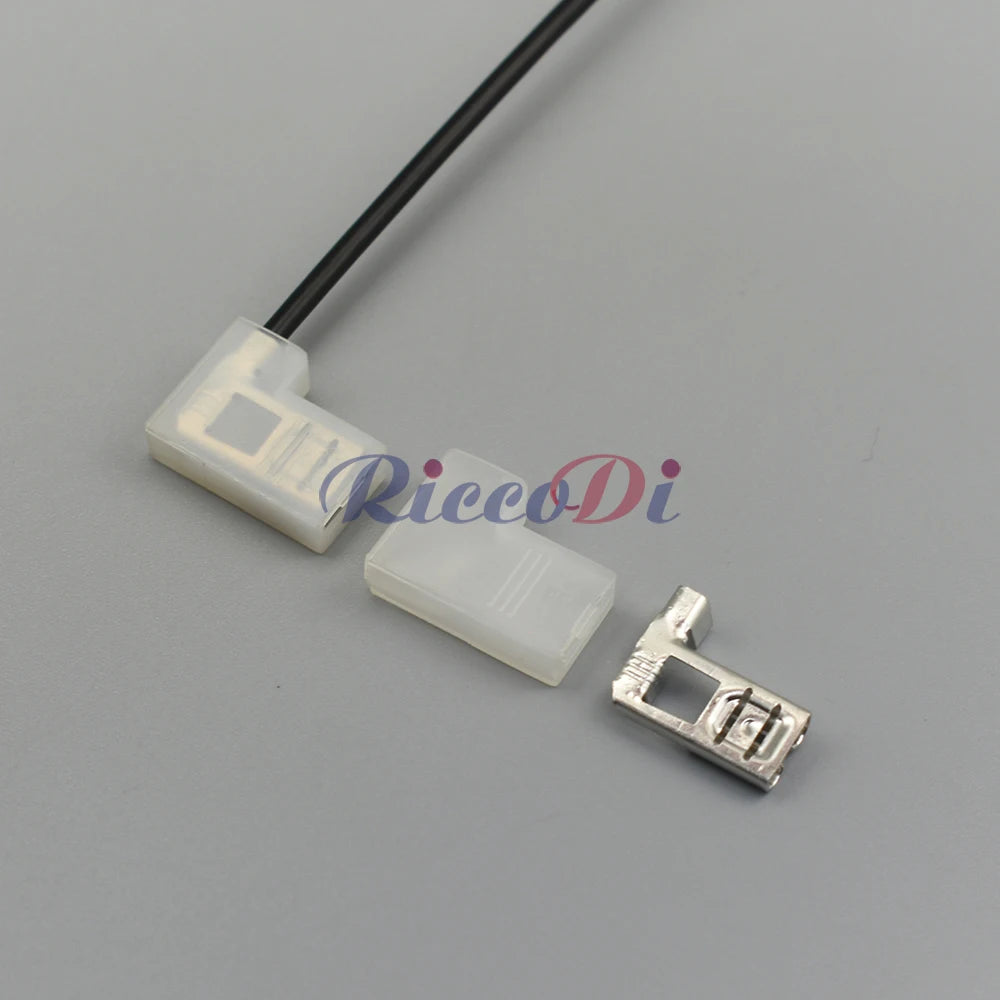 Spring lock design of automotive lamp socket connector for secure and vibration-resistant connection