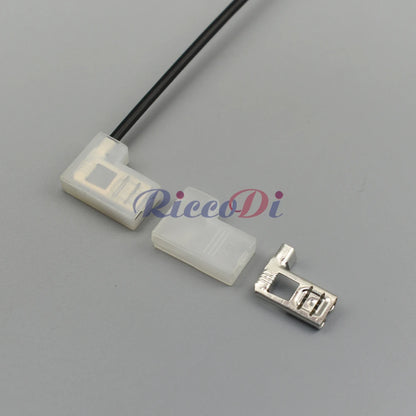 Spring lock design of automotive lamp socket connector for secure and vibration-resistant connection