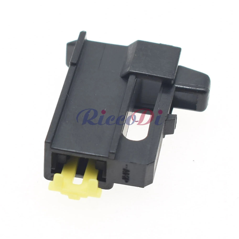 Unsealed structure of automotive starter connector for stable high current transmission