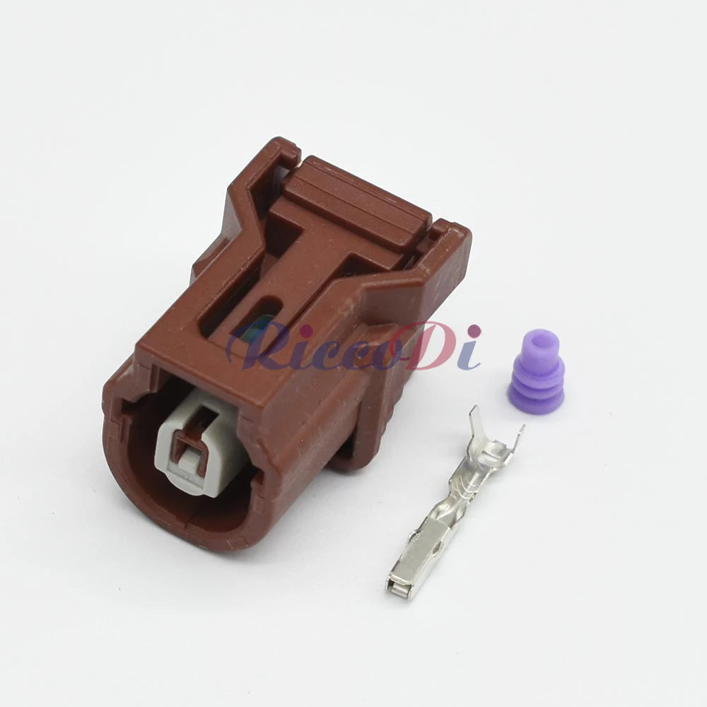 Waterproof sealing structure of automotive wire connector for harsh engine environments