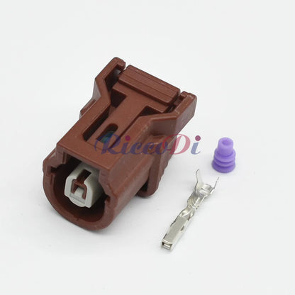 Waterproof sealing structure of automotive wire connector for harsh engine environments