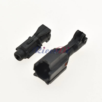 Close-up of male and female terminals on waterproof automotive connector MG640280-5 / MG610278-5 for reliable electrical connection