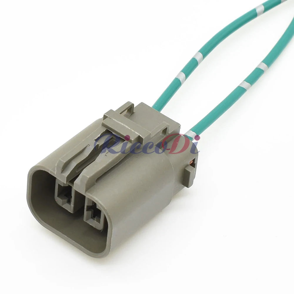 Durable housing of heavy current automotive wire connector designed for long term generator and fan use