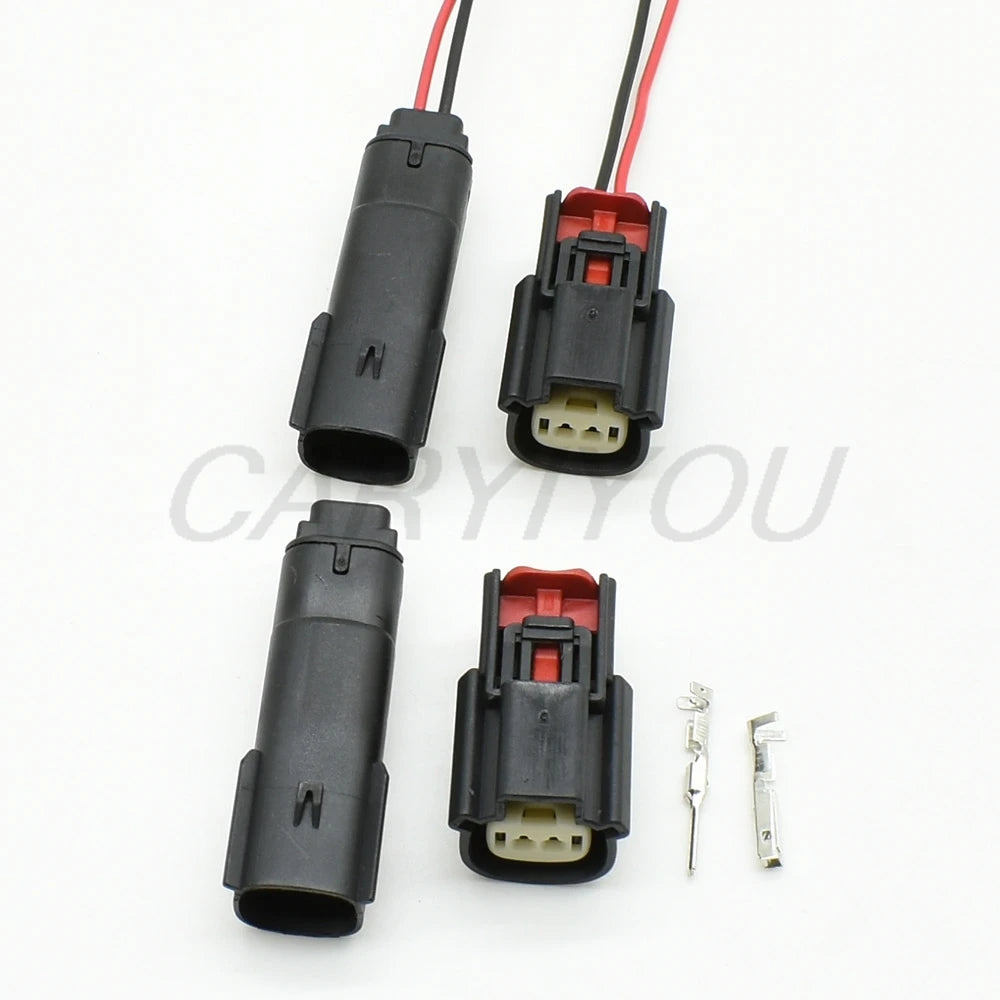 Automotive wire connector with locking mechanism ensuring vibration-resistant connection